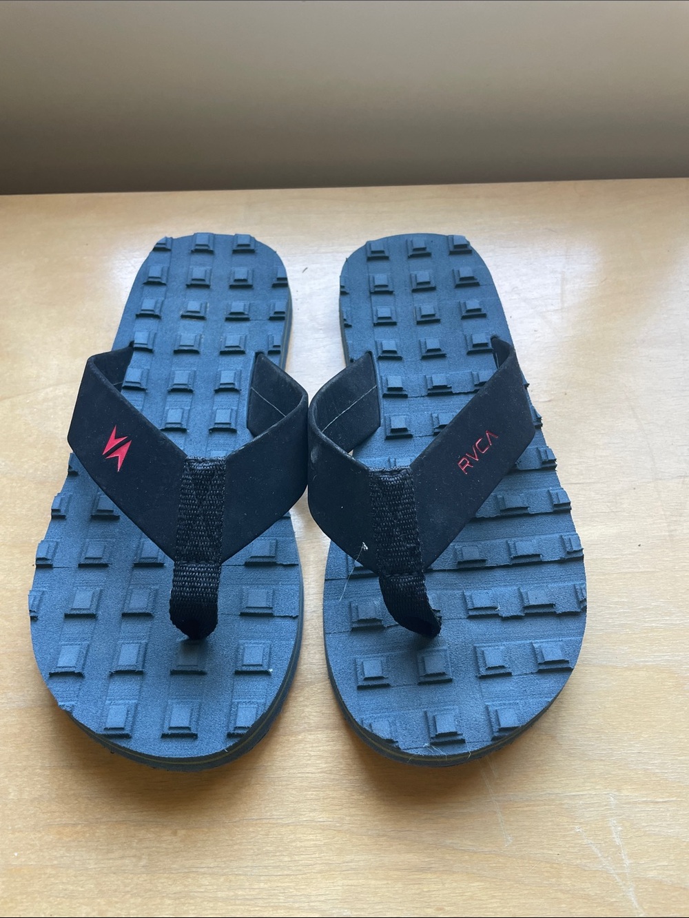 NWOT RVCA Black Flip Flop Sandals with Red Logo Accents